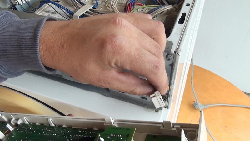 Bedienblende anstecken und einstecken