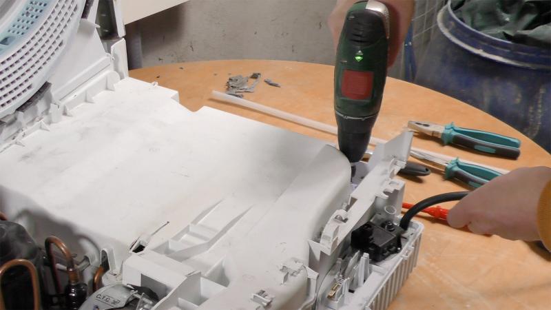 Kondensatbehälter verschrauben