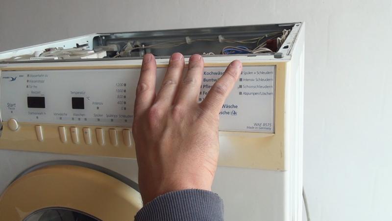 Bedienblende einsetzen