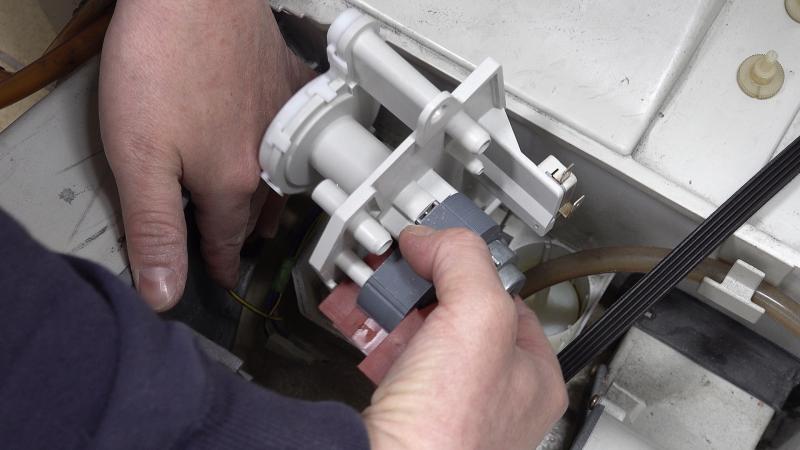 Neue Pumpe einsetzen Neue Pumpe einsetzen