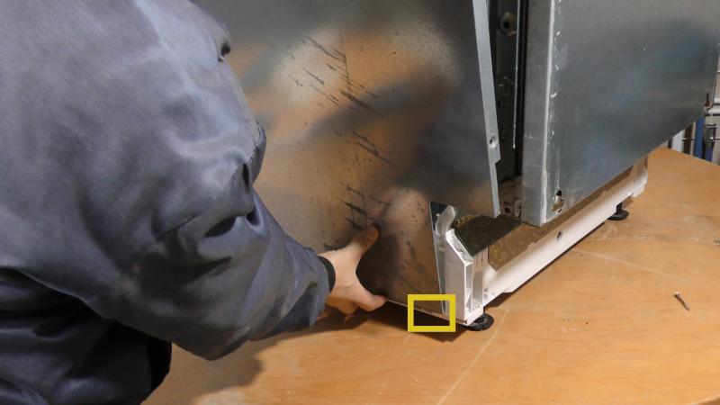 Geschirrspüler läuft vorne aus - Untere Türdichtung tauschen (Siemens / Bosch / Neff)