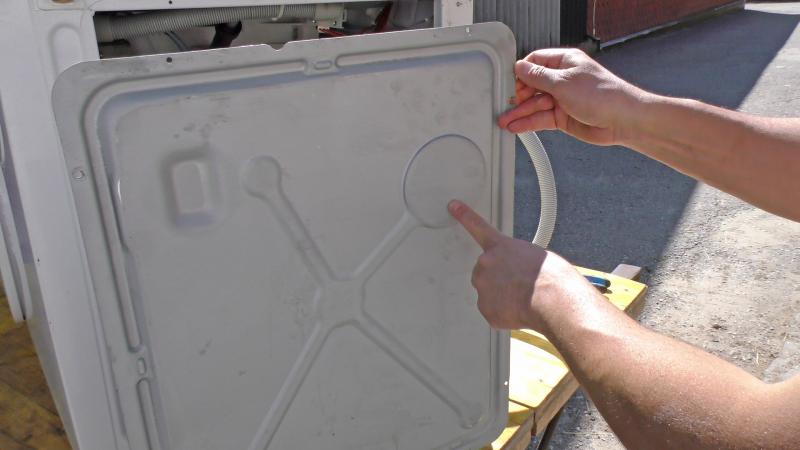 Geräteboden wieder einsetzen