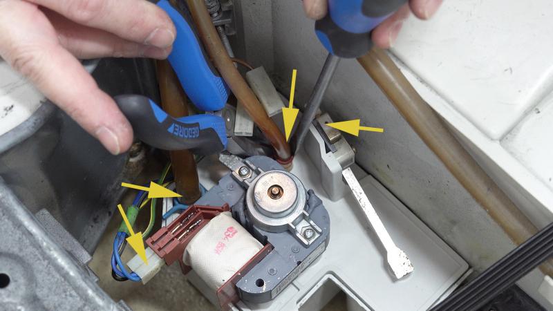 Schläuche und Kabel wieder anschließen Schläuche und Kabel wieder anschließen