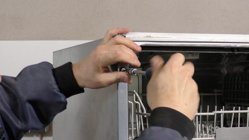 Spülmaschine untere Türdichtung wechseln-Seitendeckel verschrauben Spülmaschine untere Türdichtung wechseln-Seitendeckel verschrauben