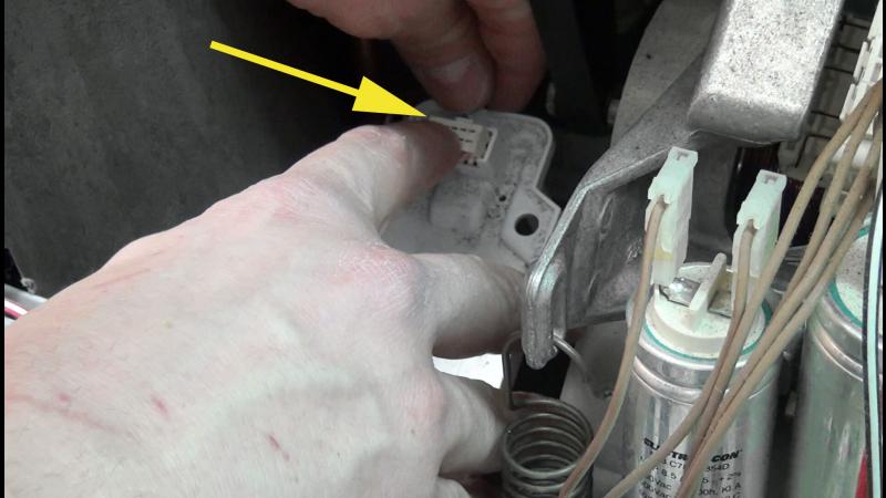 Sensor wieder anschließen und einsetzen Sensor wieder anschließen und einsetzen