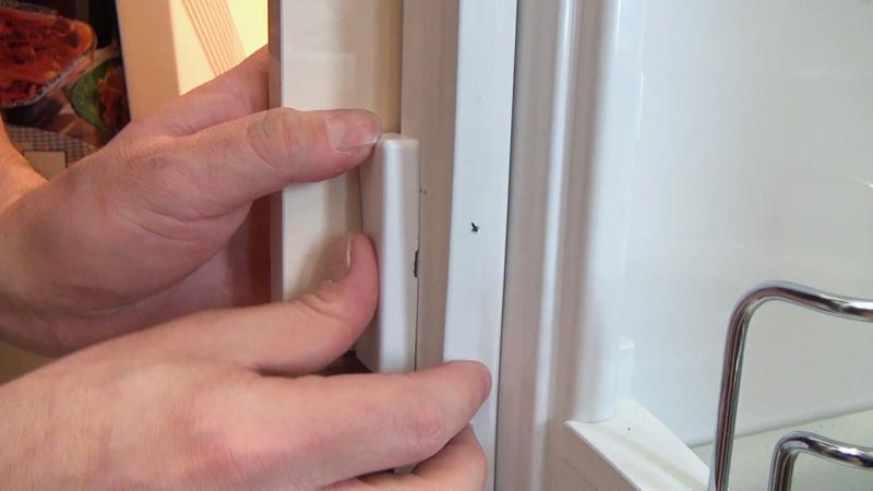 Seitlichen Abdeckungen einsetzen Seitlichen Abdeckungen einsetzen