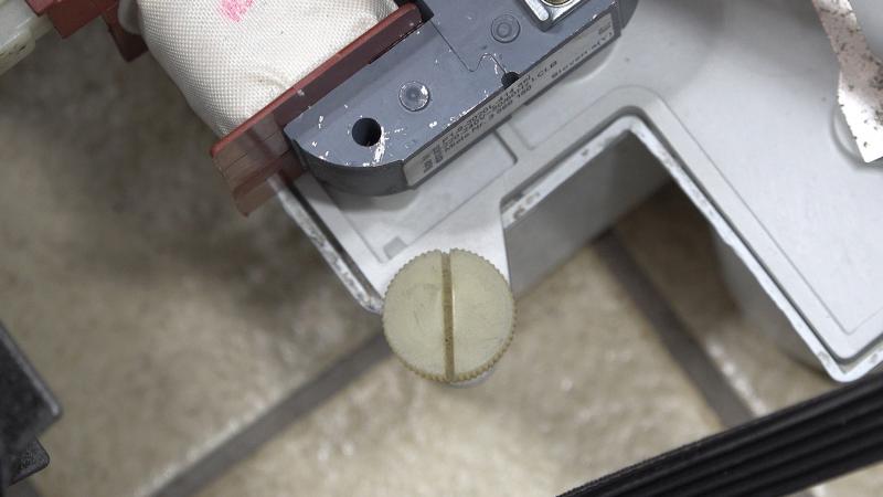 Pumpe und Mikroschalter festschrauben Pumpe und Mikroschalter festschrauben