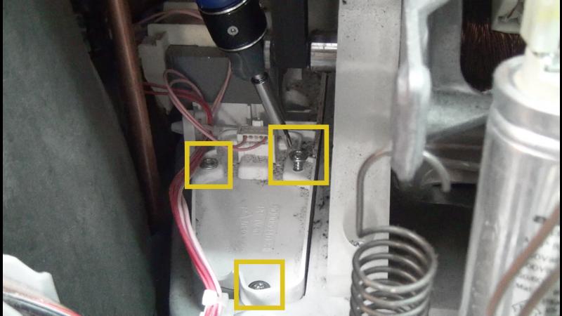 Wasserstand-Sensor wieder verschrauben Wasserstand-Sensor wieder verschrauben