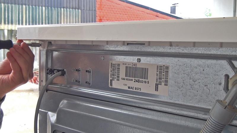 Gerätedeckel verschrauben