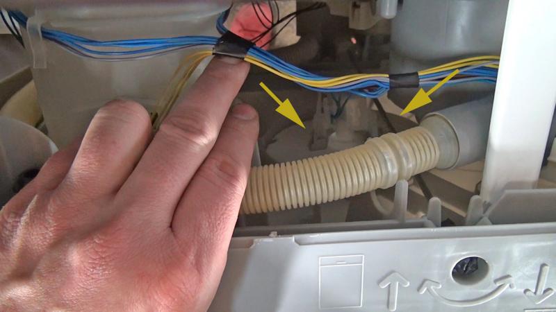 Schwimmer wieder in die Badenplatte einsetzen