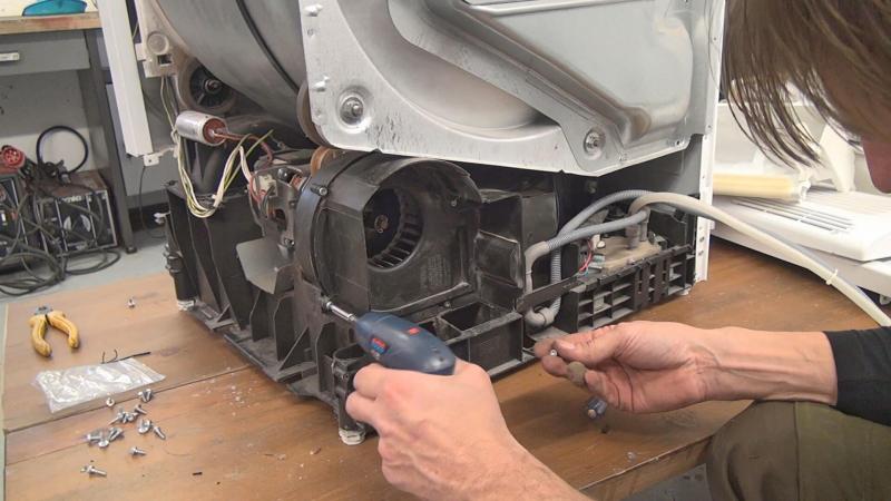 Ventilatorabdeckung aufsetzen und verschrauben