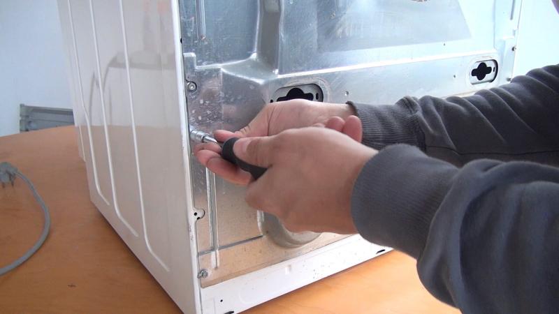 Rückwand aufsetzen und verschrauben