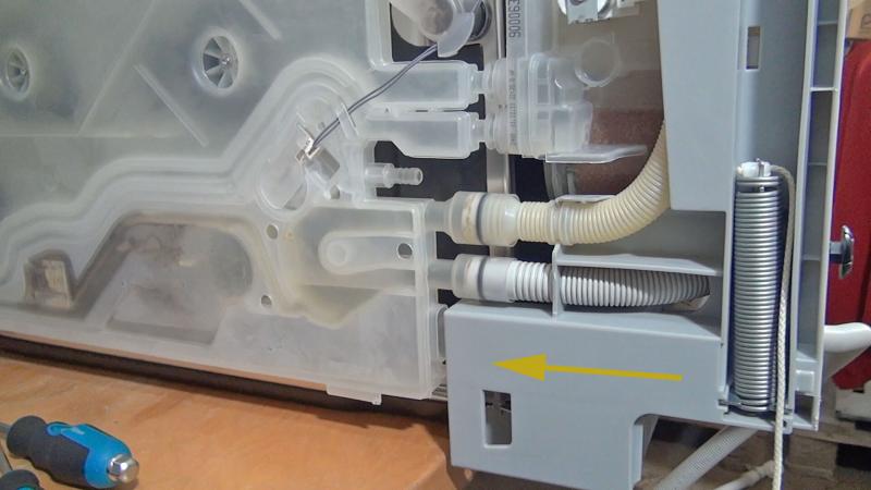 Bodenwanne ganz einsetzen