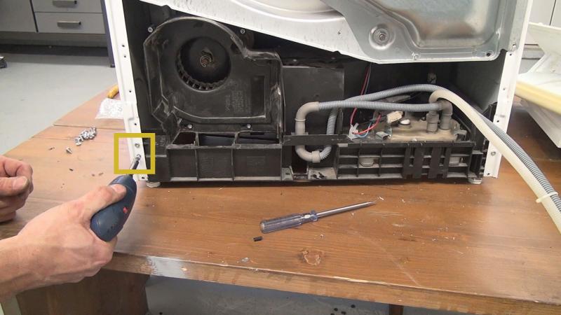 Rechte Seitenwand hinten verschrauben