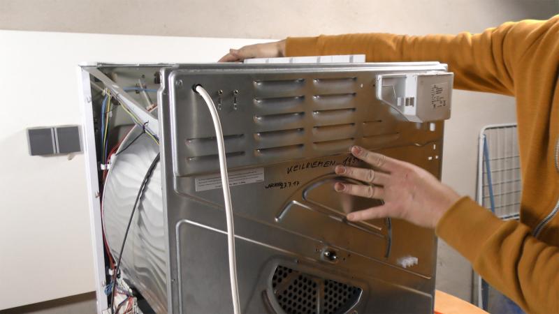 Rückwand einsetzen