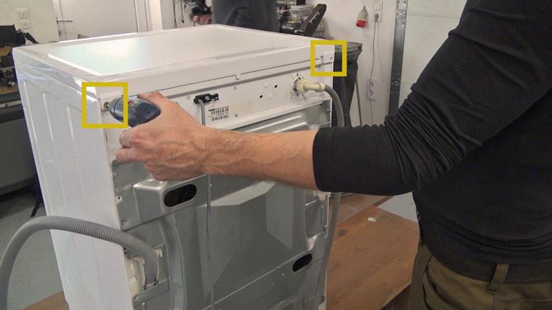 Gerätedeckel aufsetzen und verschrauben Gerätedeckel aufsetzen und verschrauben