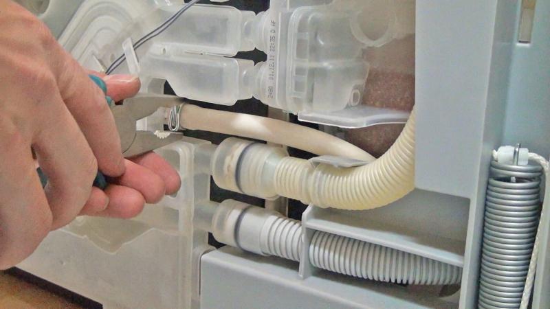 Zulaufschlauch anschließen