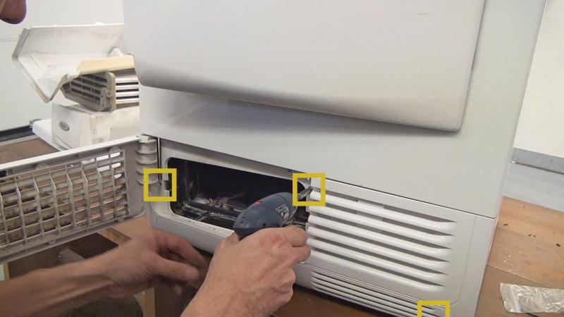 Vordere Gehäuseblende einsetzen und verschrauben