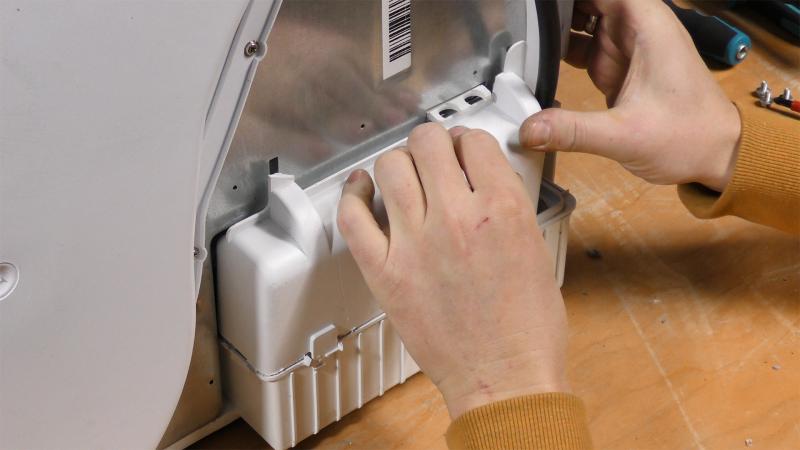 Pumpenabdeckung einsetzen