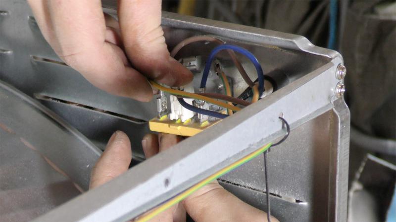 Stromkabel am Entstörfilter anschließen