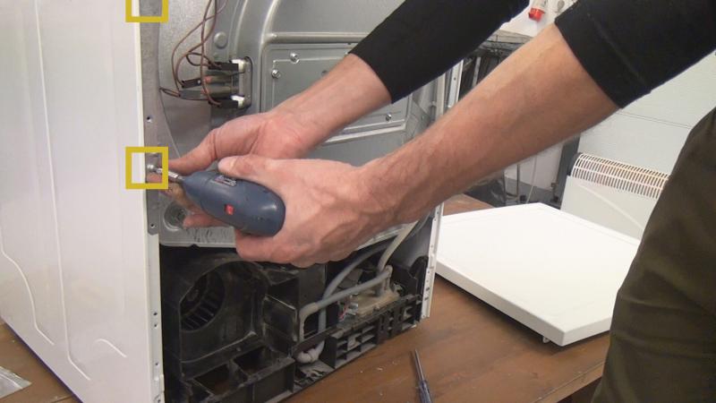 Hinteres Trommelgehäuse verschrauben