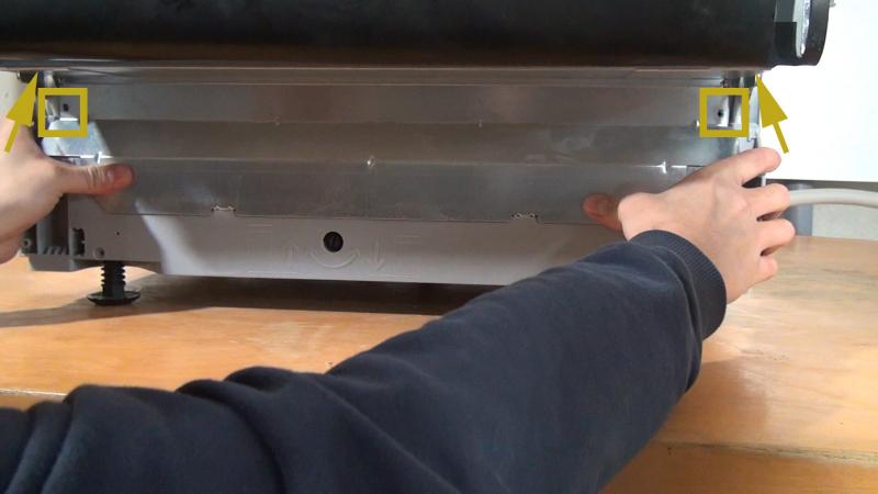 Sockelblende einsetzen und fixieren