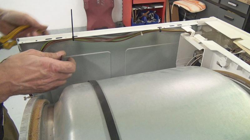 Kabel des Heizelements mit Kabelbindern sichern