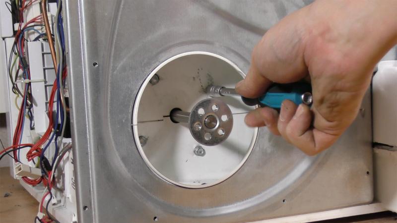 Motor mit der Kondensatorabdeckung verschrauben