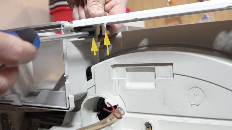 Kondensatbehältergehäuse verschrauben und Schläuche anschließen Kondensatbehältergehäuse verschrauben und Schläuche anschließen