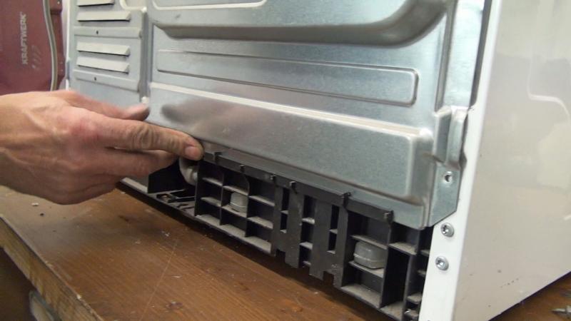 Hinteren Gerätedeckel einsetzen