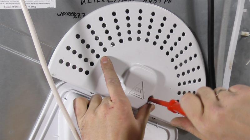 Hitzeschild verschrauben