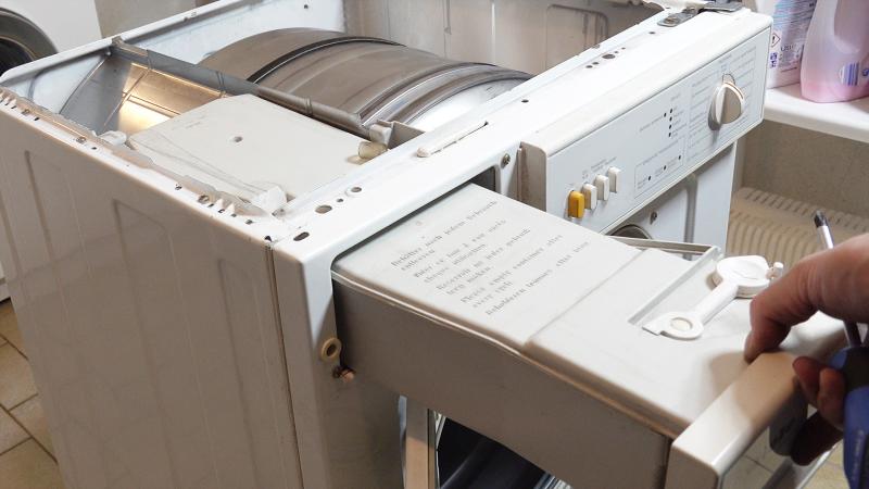 Kondensatbehälter einsetzen Kondensatbehälter einsetzen