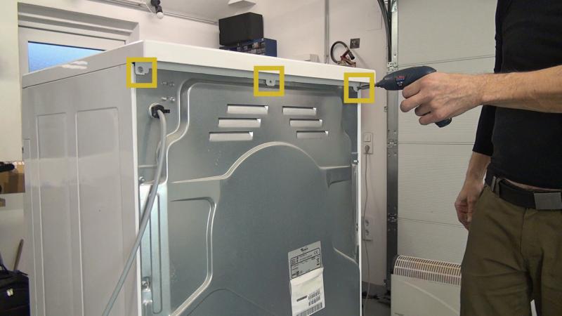 Gerätedeckel aufsetzen und verschrauben