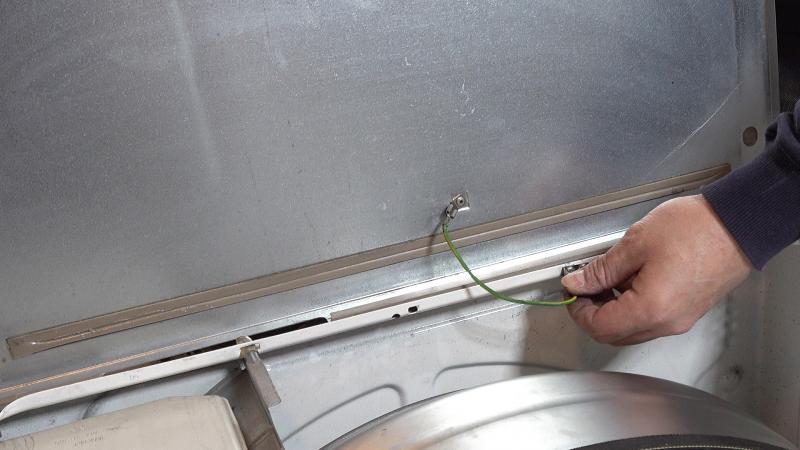 Erdung des Gerätedeckels anstecken und Deckel aufsetzen Erdung des Gerätedeckels anstecken und Deckel aufsetzen