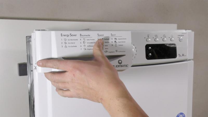 Kondensatbehälter einschieben