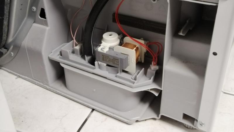 Behälter leeren blinkt bei Trocknern mit rückseitiger Pumpe (Bosch/ Siemens)